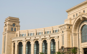 我以后想从事金融行业，在选科时如何匹配科目更合适？